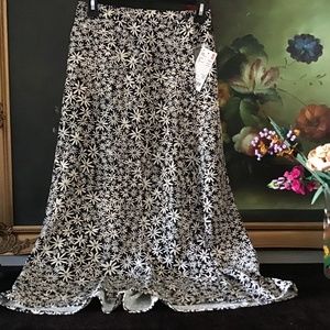 NWT Uniqlo Women all over Floral Printed Slit Midi Skirt Black Size S